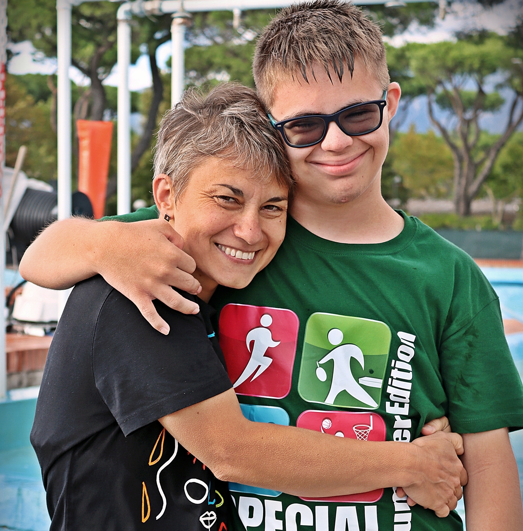 Atleta sorridente con la maglia Special Olympics