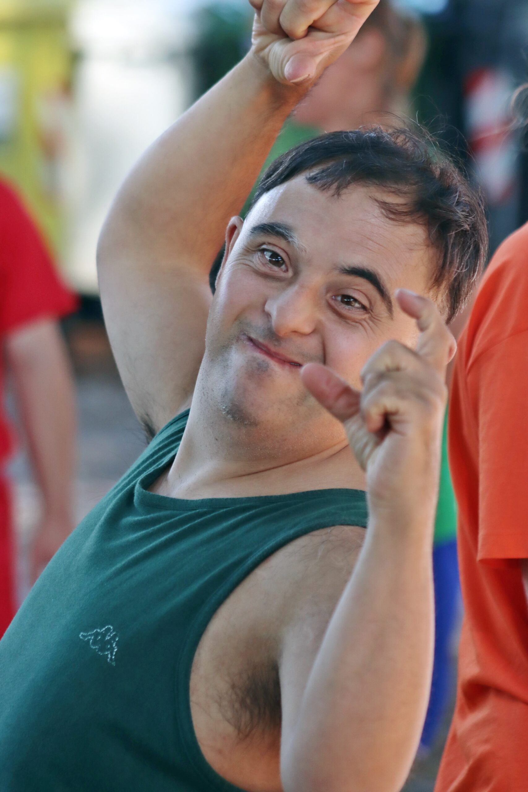Atleta sorridente durante un momento di gioco