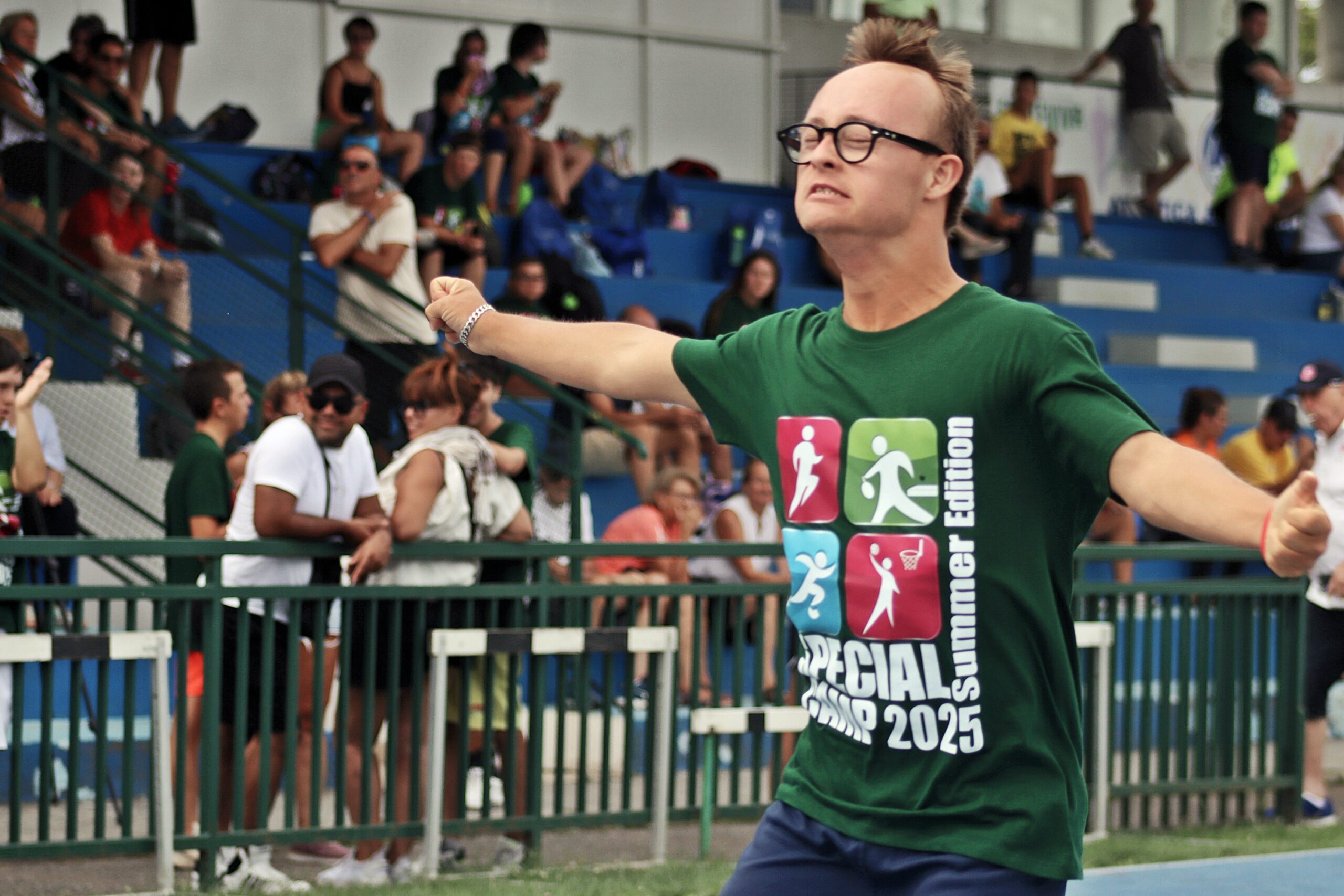 Atleta che esulta durante un'attività sportiva