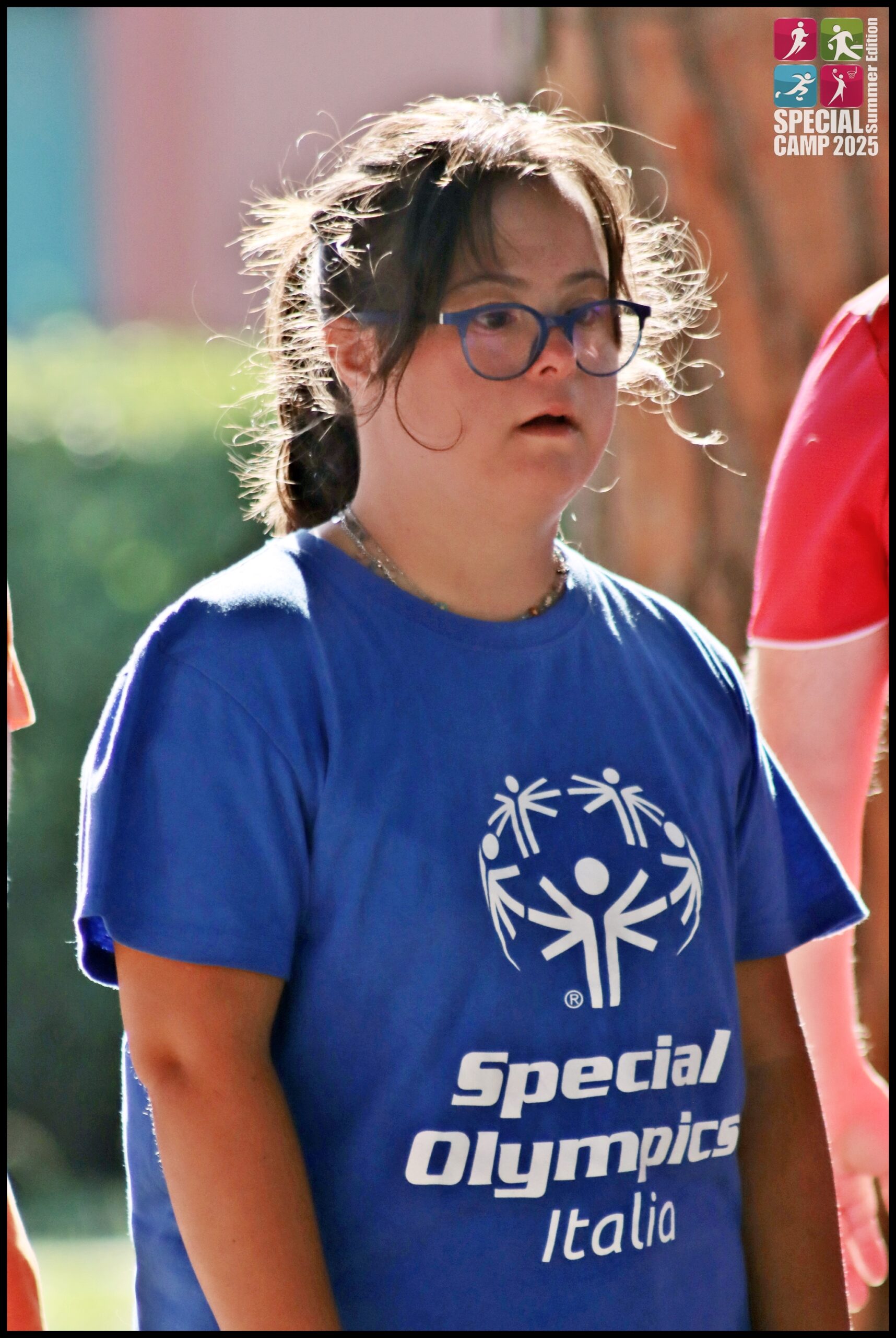 Atleta sorridente con la maglia Special Olympics