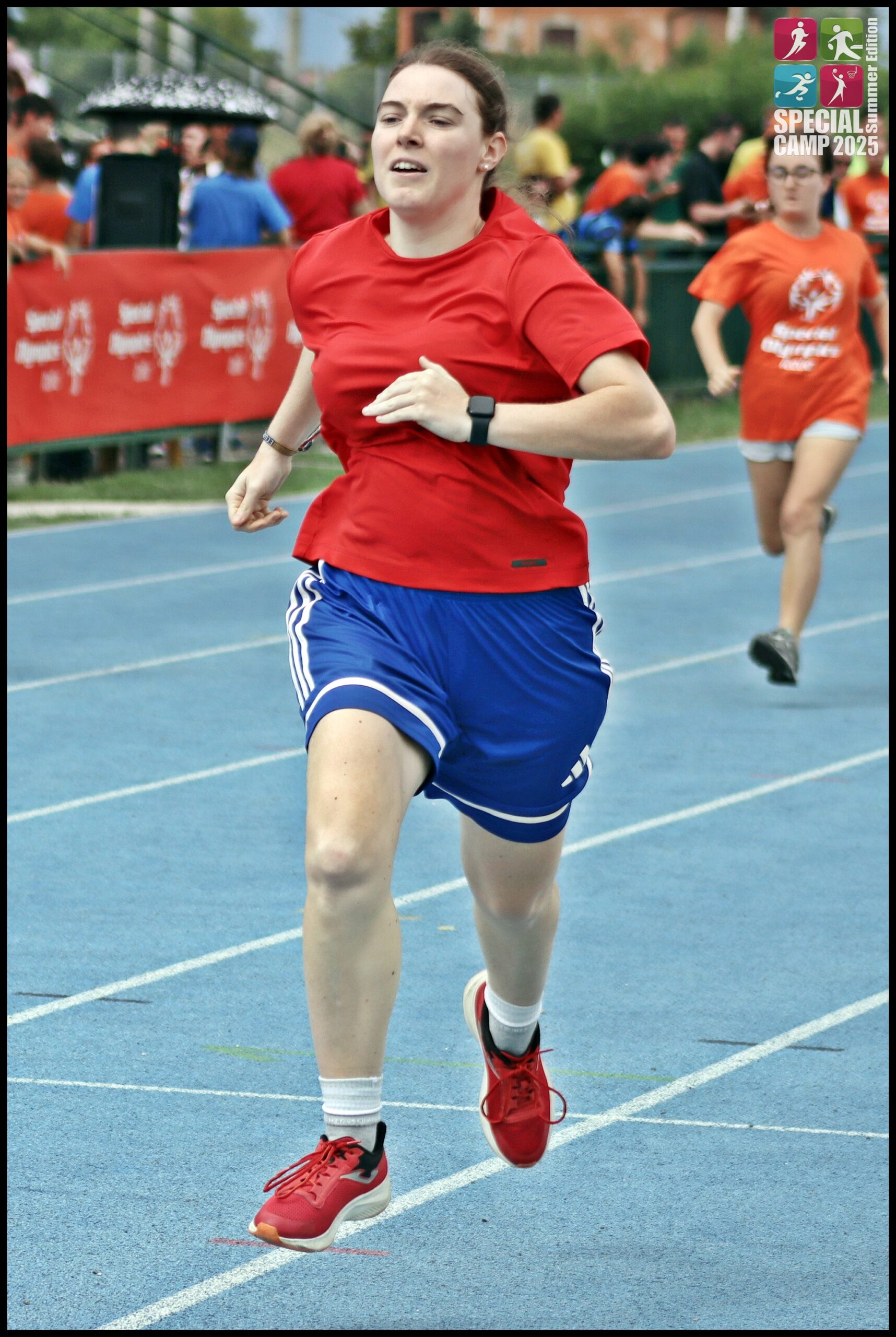 Atleta durante una gara di atletica in pista